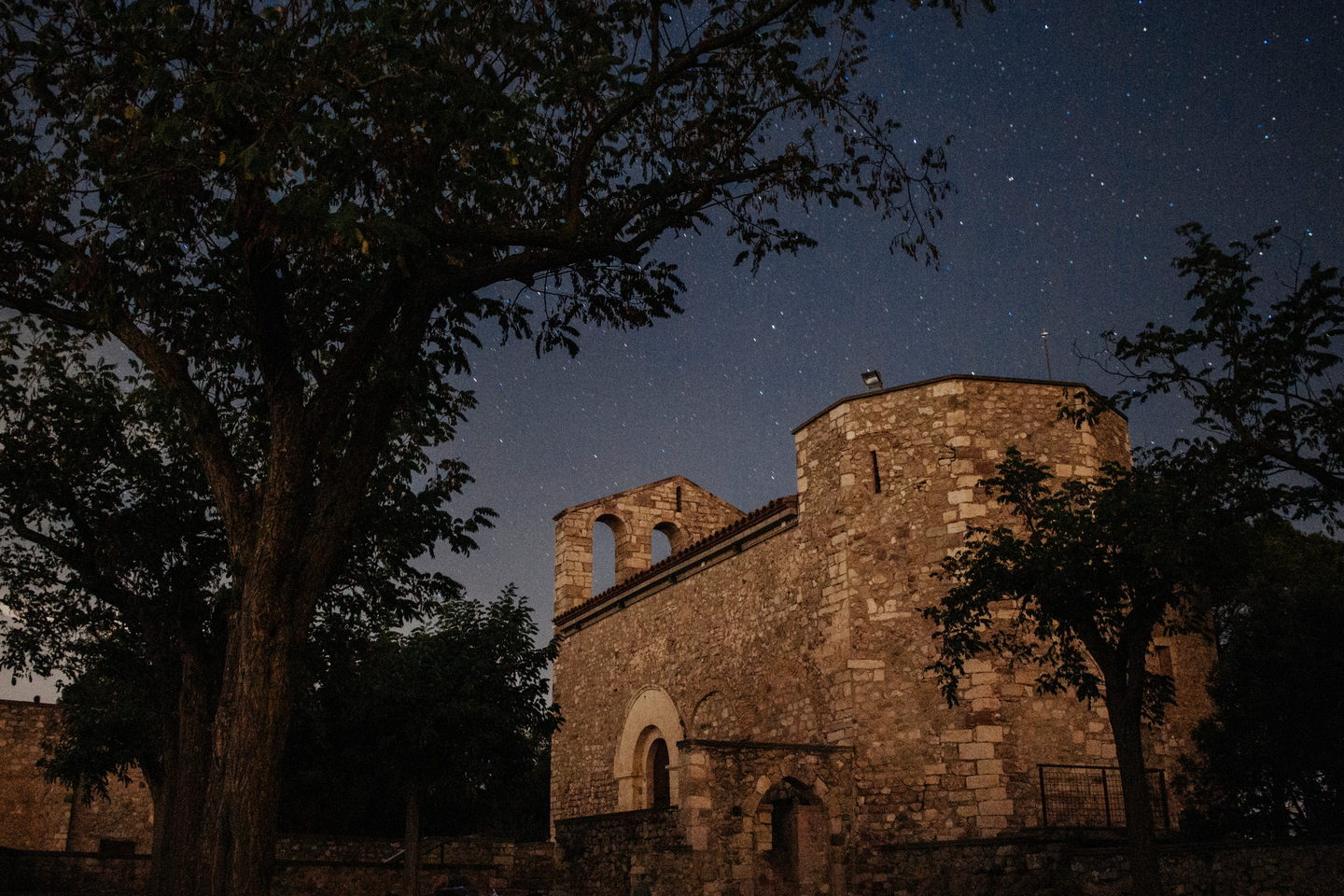 L’edifici del Santuari de Foix al capvespre, vist de prop