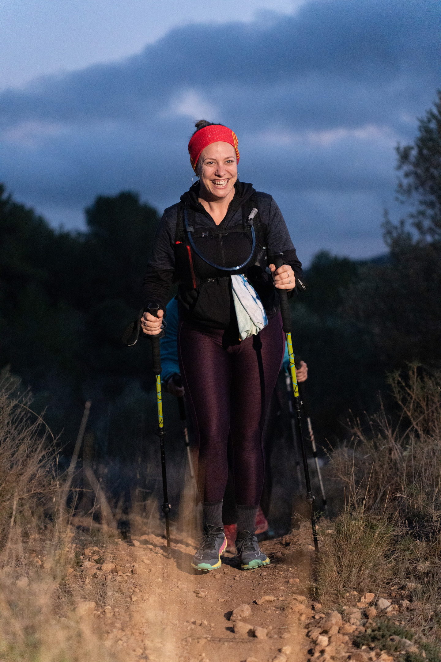 Caminante con bastones al atardecer