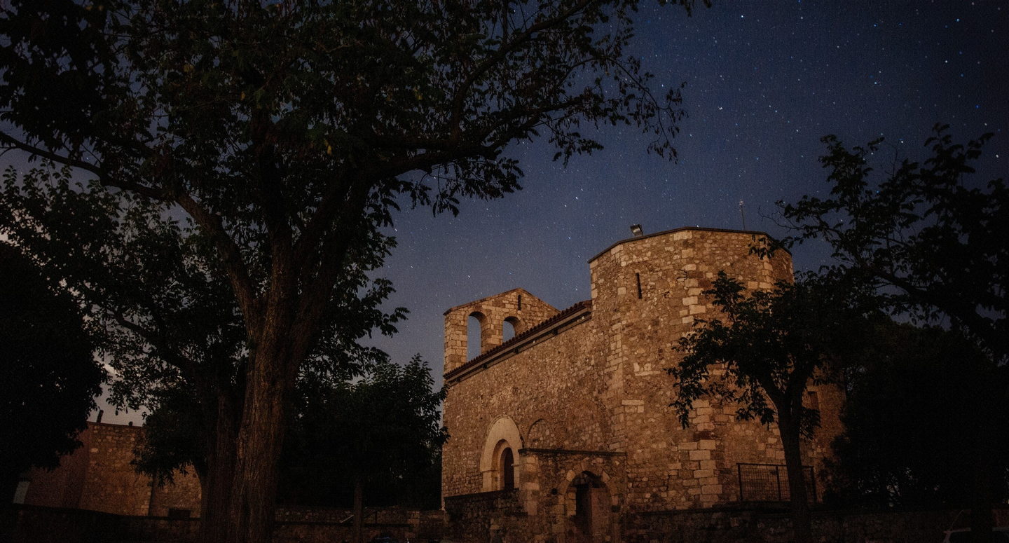 L’església del Santuari de Foix sota un cel estrellat